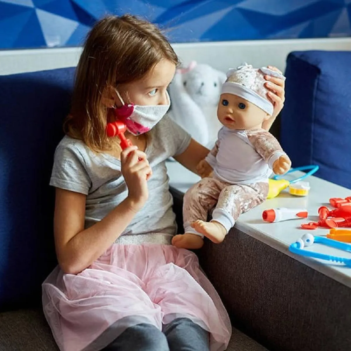 صورة لطفلة تلعب