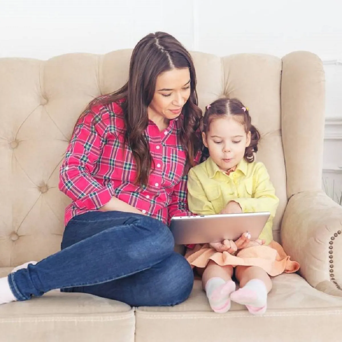 صورة لأم تقرأ لطفلتها