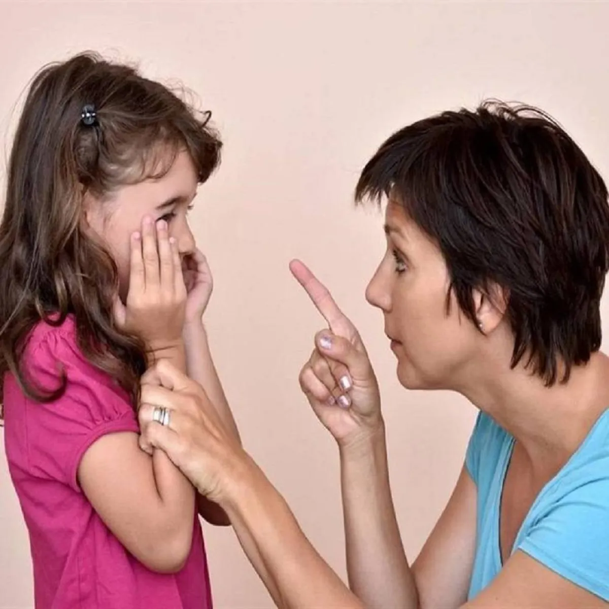 صورة لأم تعاقب طفلتها