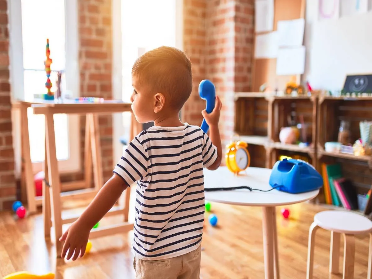 صورة لطفل يلعب بالتليفون