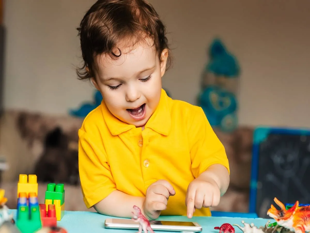 صورة لطفل يلعب 