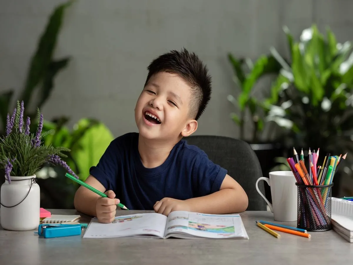 صورة لطفل يقرأ القصص