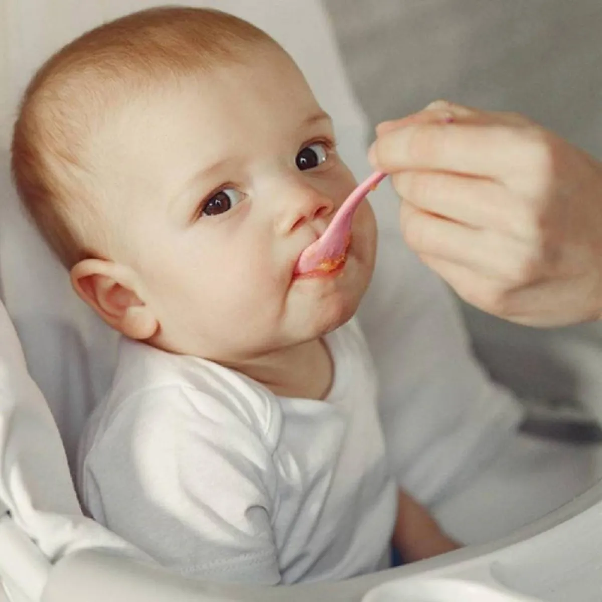 صورة لطفل يأكل