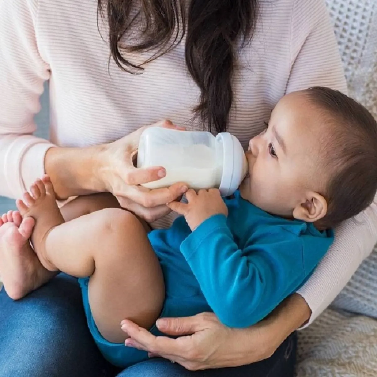 صورة لطفل يرضع