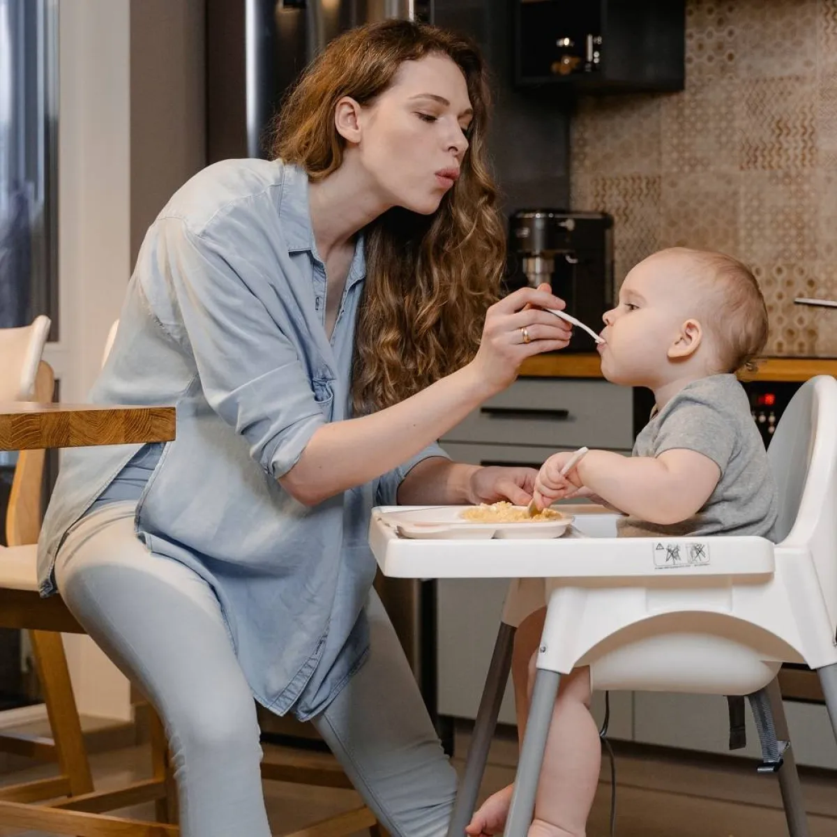 صورة لأم تطعم طفلها