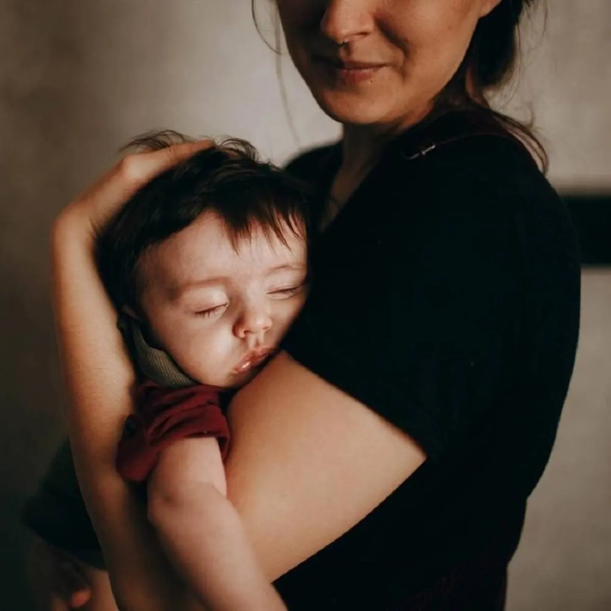 صورة لأم تحمل طفلها