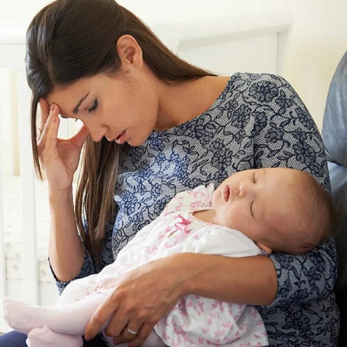 صورة لأم تحمل طفلها