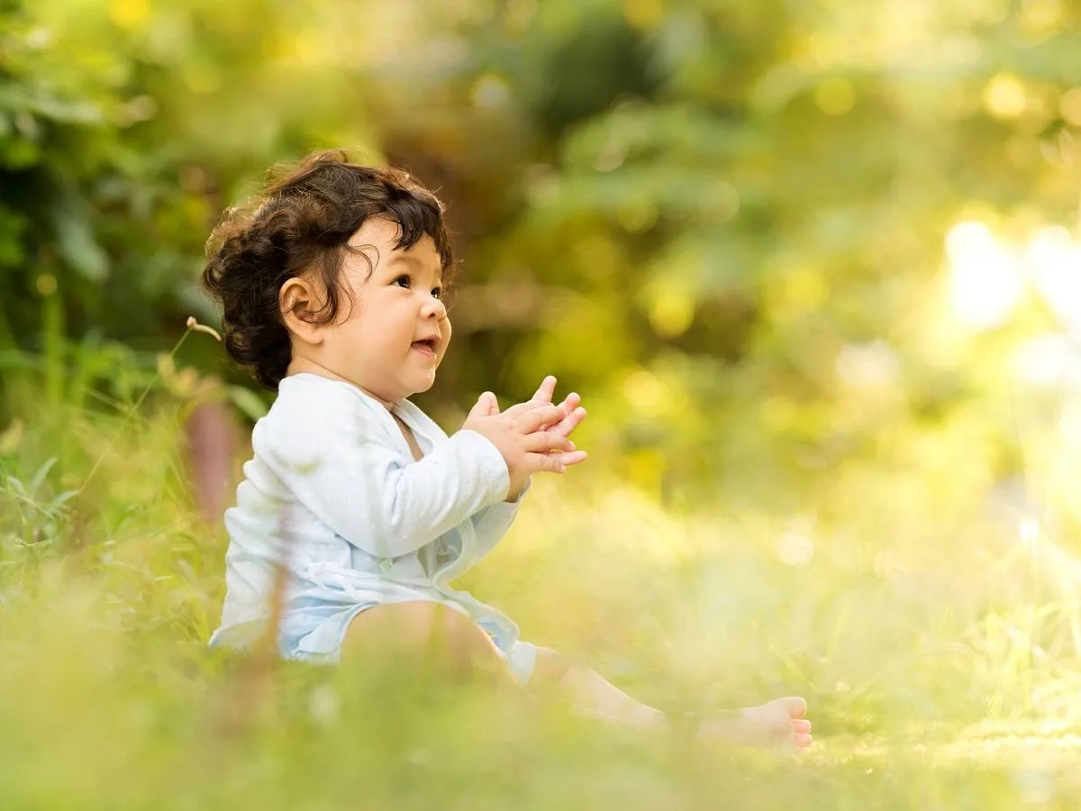 صورة لطفل في الحديقة