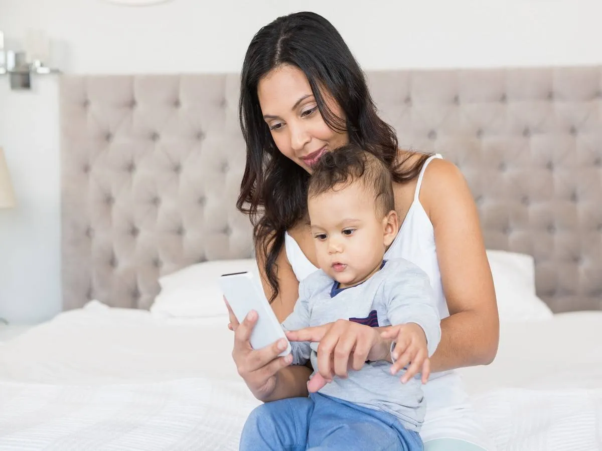 صورة لأم وطفل ينظران إلى الموبايل
