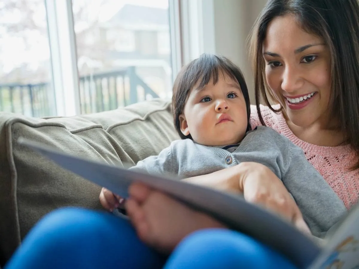 صورة لأم تقرأ لابنها