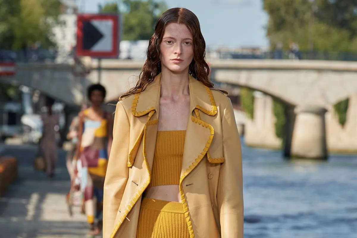 اللون الخردلي في إطلالاتك الصيفية