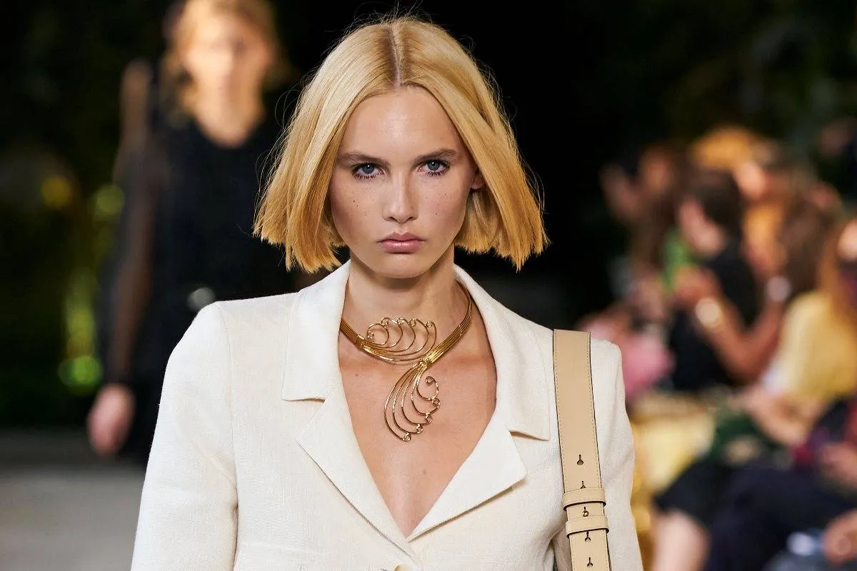 عقد بارز من ألبيرتا فيريتي Alberta Ferretti