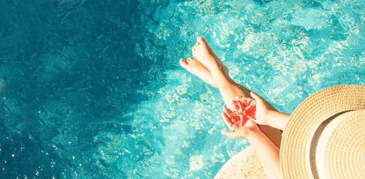 صورة لطفلة تضع القبعة