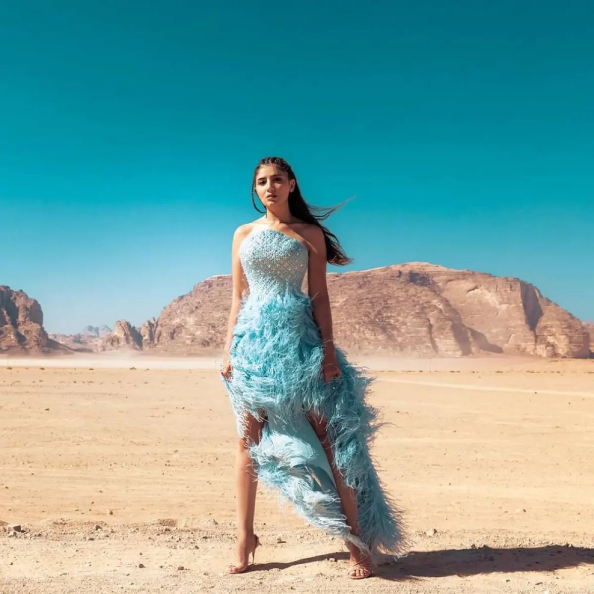 مي عمر بفستان باللون الأزرق  