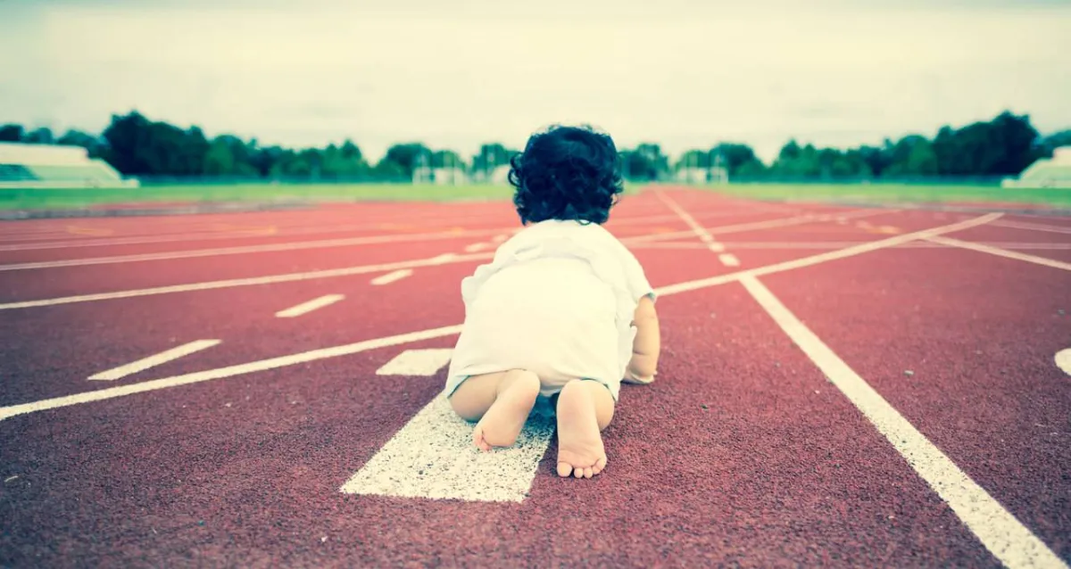 صورة لطفل يزحف