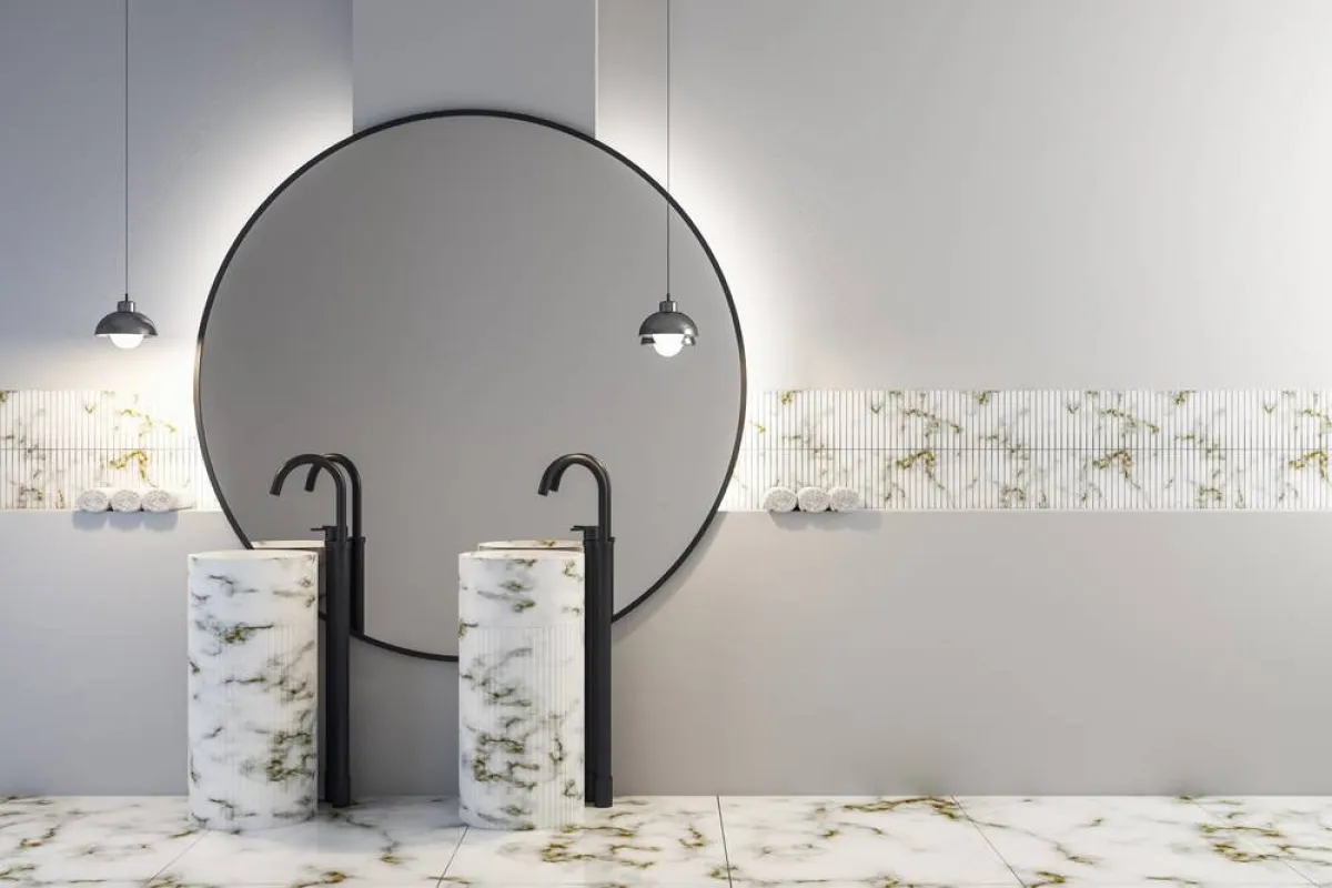 تصميم فخم للمغاسل في حمّام الضيوف