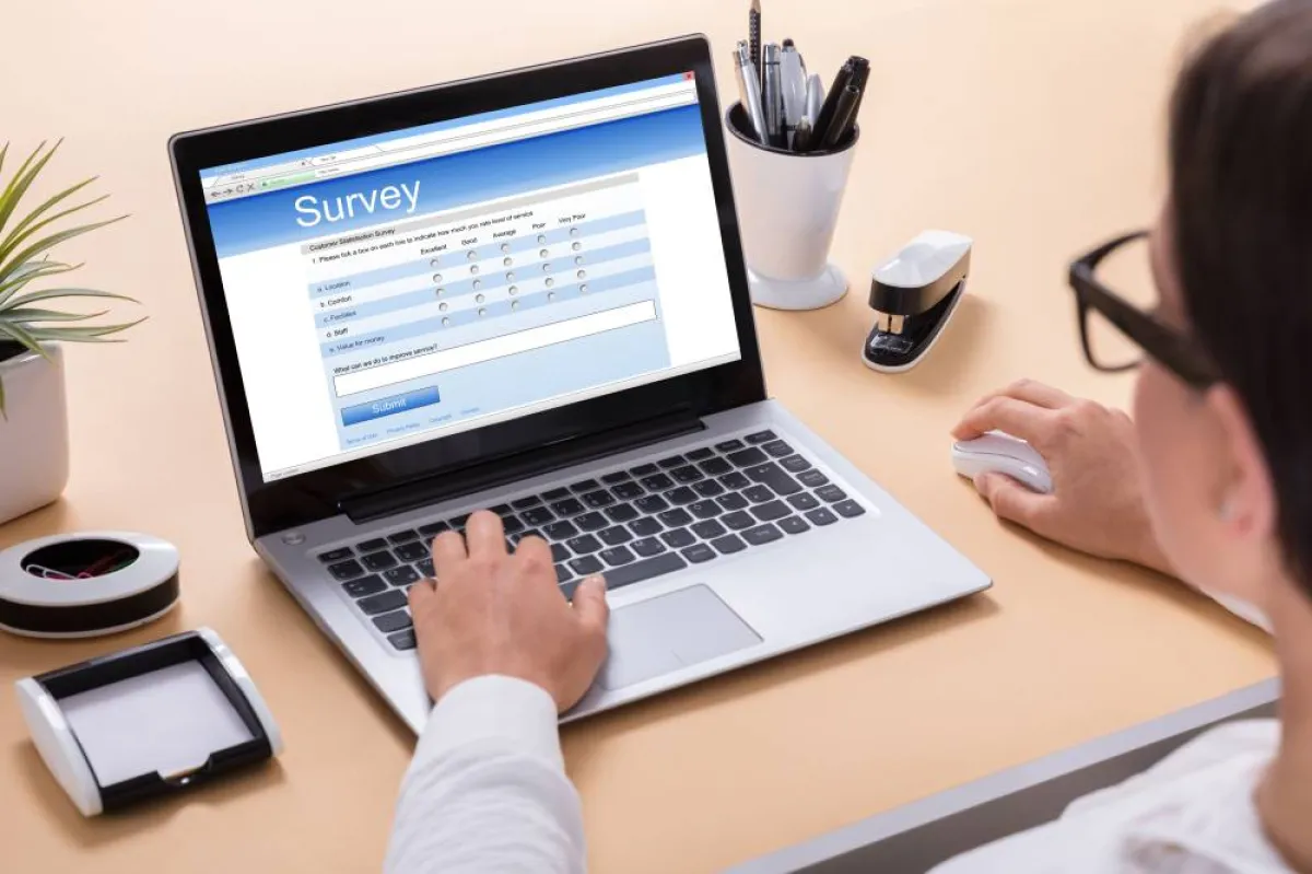 بعض مواقع الويب يدفع للمستخدم، في مقابل تعبئة الاستمارات