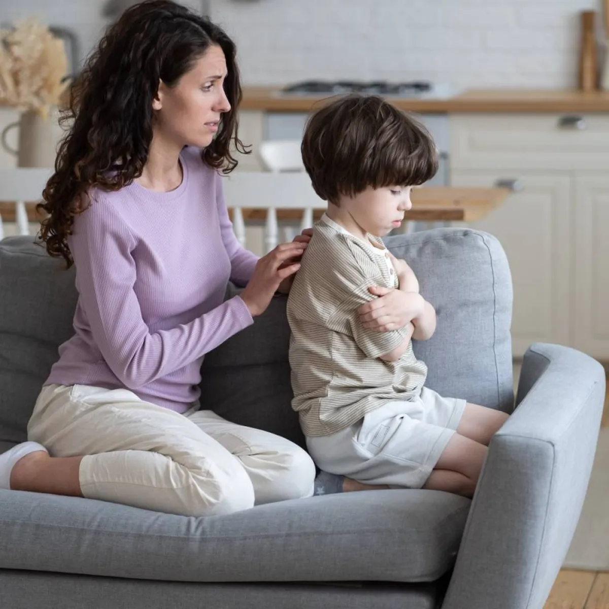 صورة لأم وطفلها المُدَلَّل