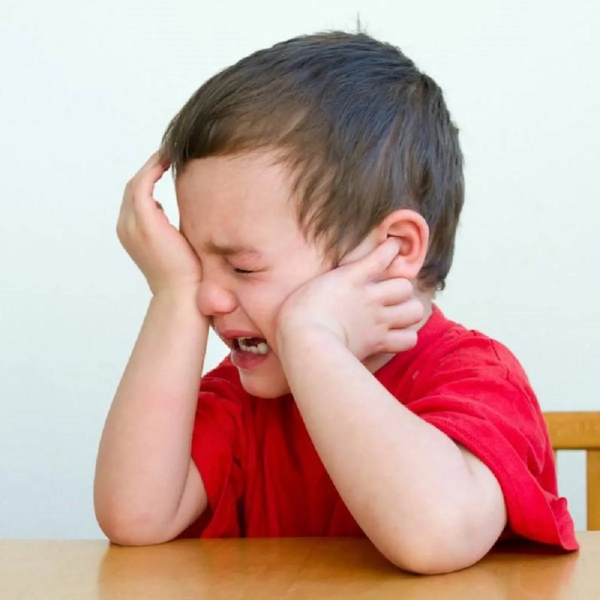 صورة لطفل يبكي