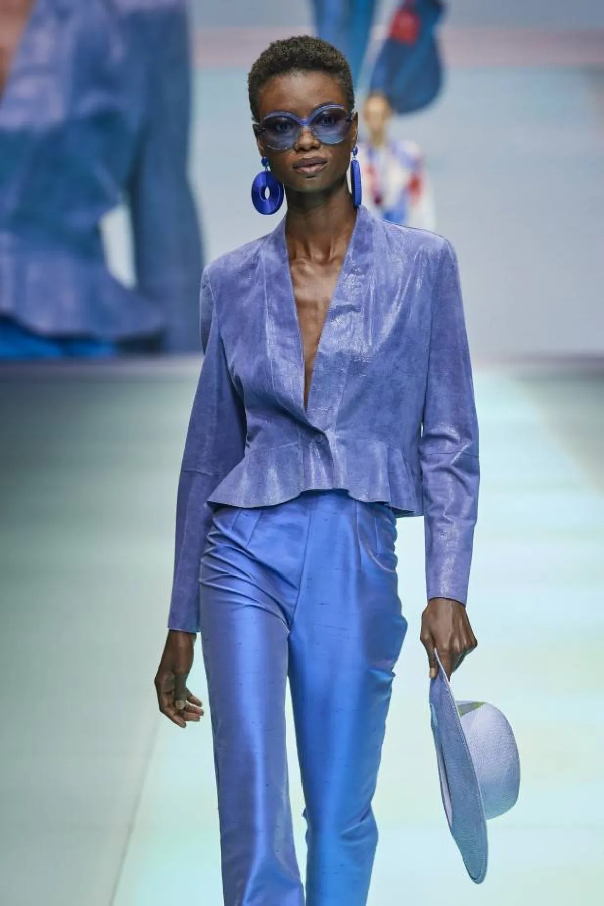 تنسيق قبعة كاوبوي مع بليزر أزرق قصير من إمبريو أرماني  Emporio Armani