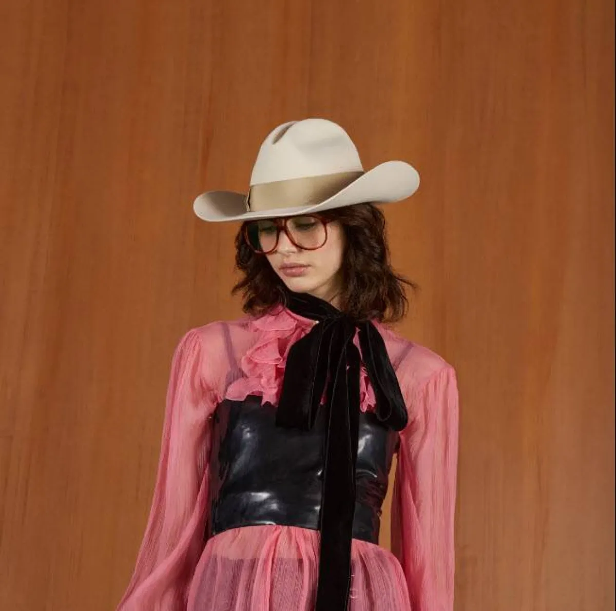 تنسيق قبعة كاوبوي مع بلوزة باللون الوردي من جوتشي Gucci