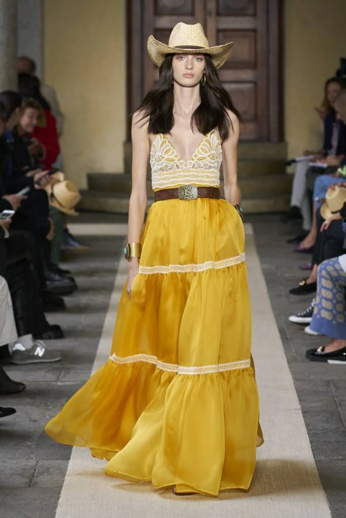 تنسيق قبعة كاوبوي مع توب أبيض من لويزا سبانيولي Luisa Spagnoli