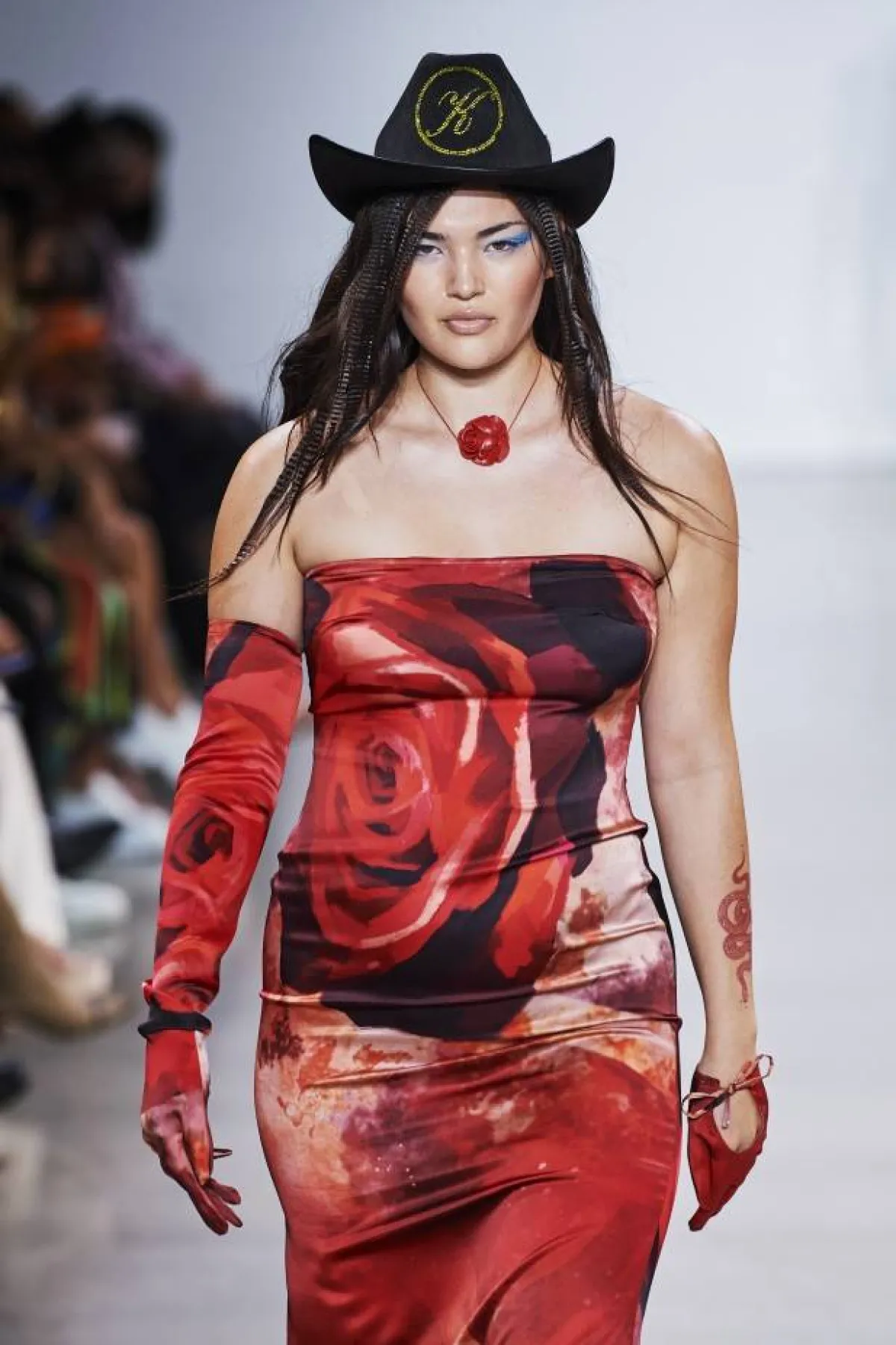 تنسيق قبعة كاوبوي مع فستان أحمر مُطبع بالورود من كيم شوي Kim Shui