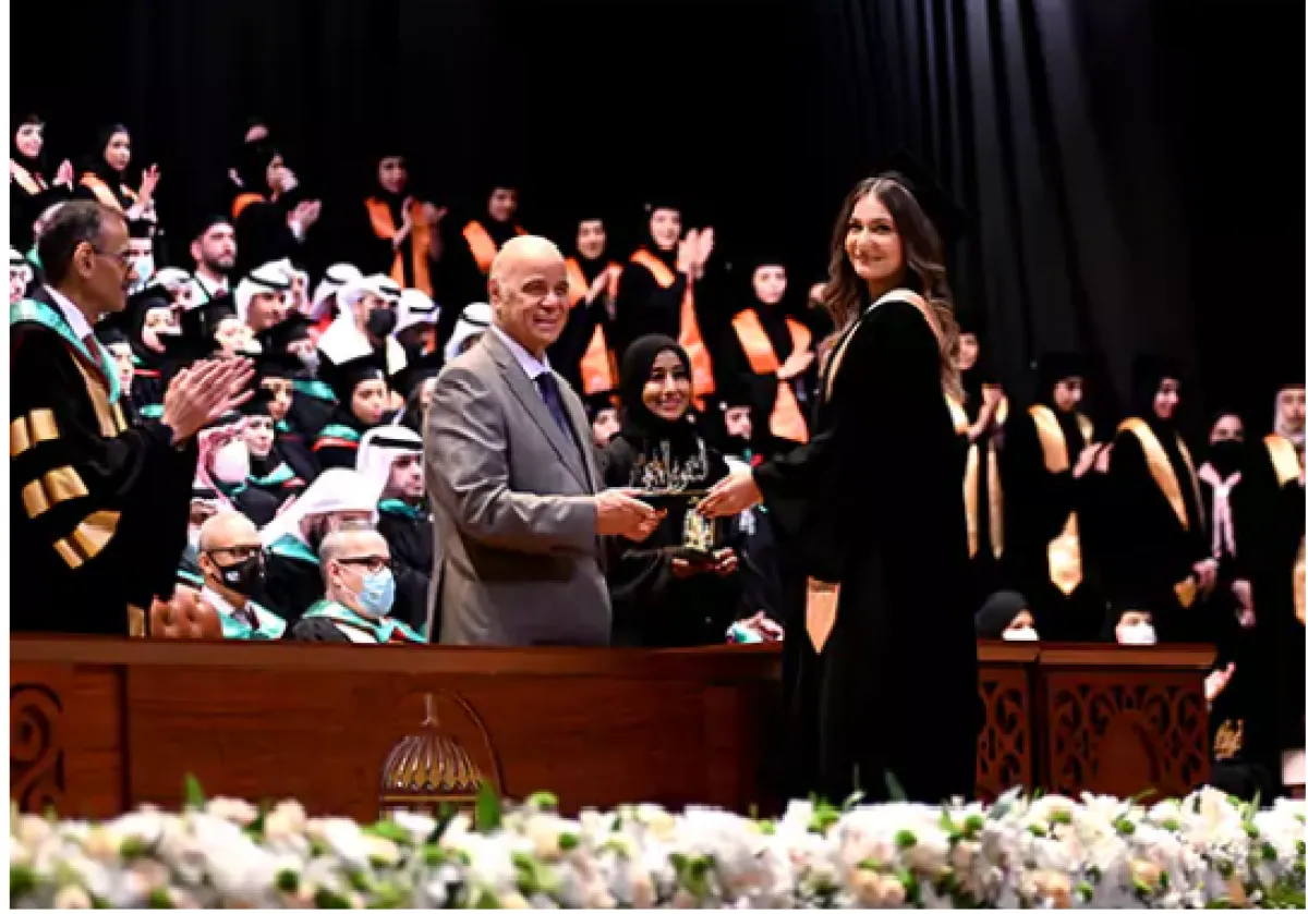 لحظة تكريم إحدى الخريجات. الصورة من الموقع الرسمي للجامعة