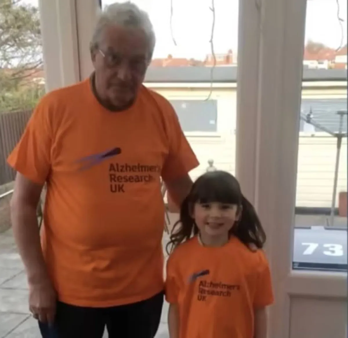 طفلة بريطانية تسير 600 ميل لجمع تبرعات بأكثر من 18 ألف دولار لدعم أبحاث الزهايمر