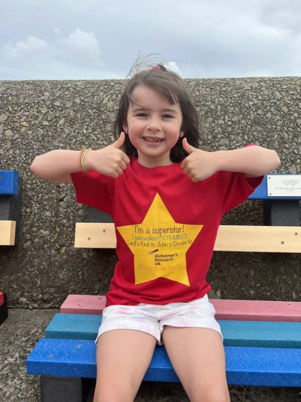 طفلة بريطانية تسير 600 ميل لجمع تبرعات بأكثر من 18 ألف دولار لدعم أبحاث الزهايمر