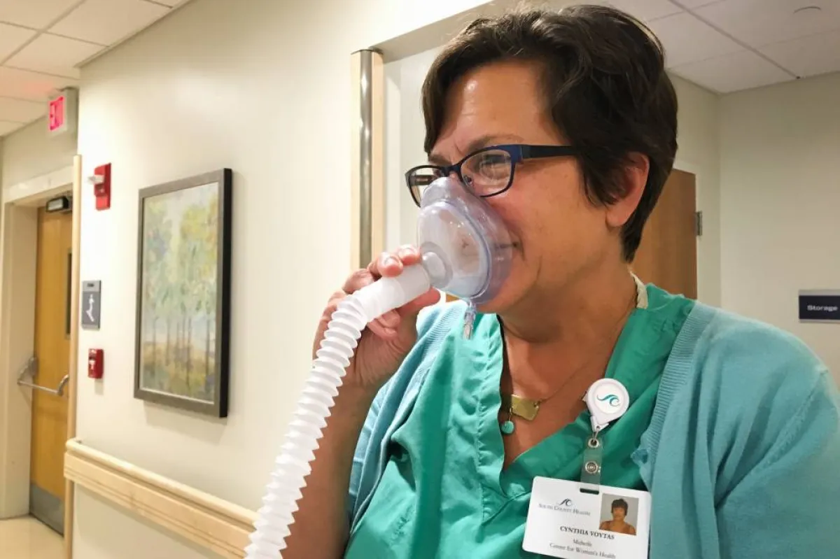 صورة لاستنشاق سيدة للغاز المضحك