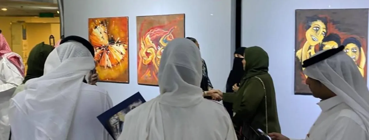 جانب من الزوار لمعرض الفنانة غدير حافظ