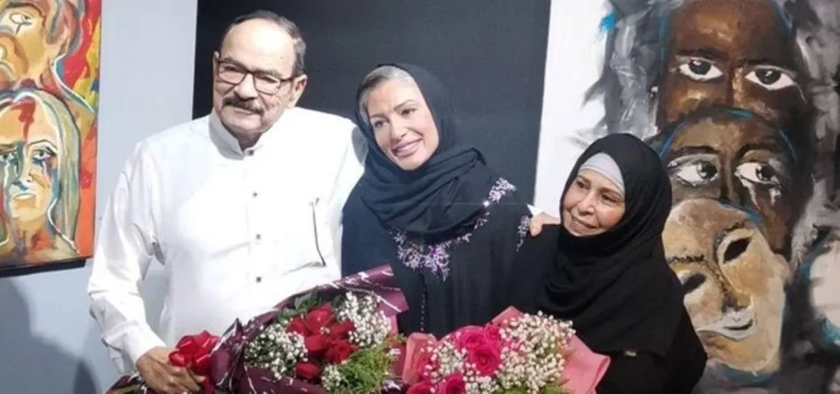 غدير حافظ مع والدها ووالدتها في المعرض