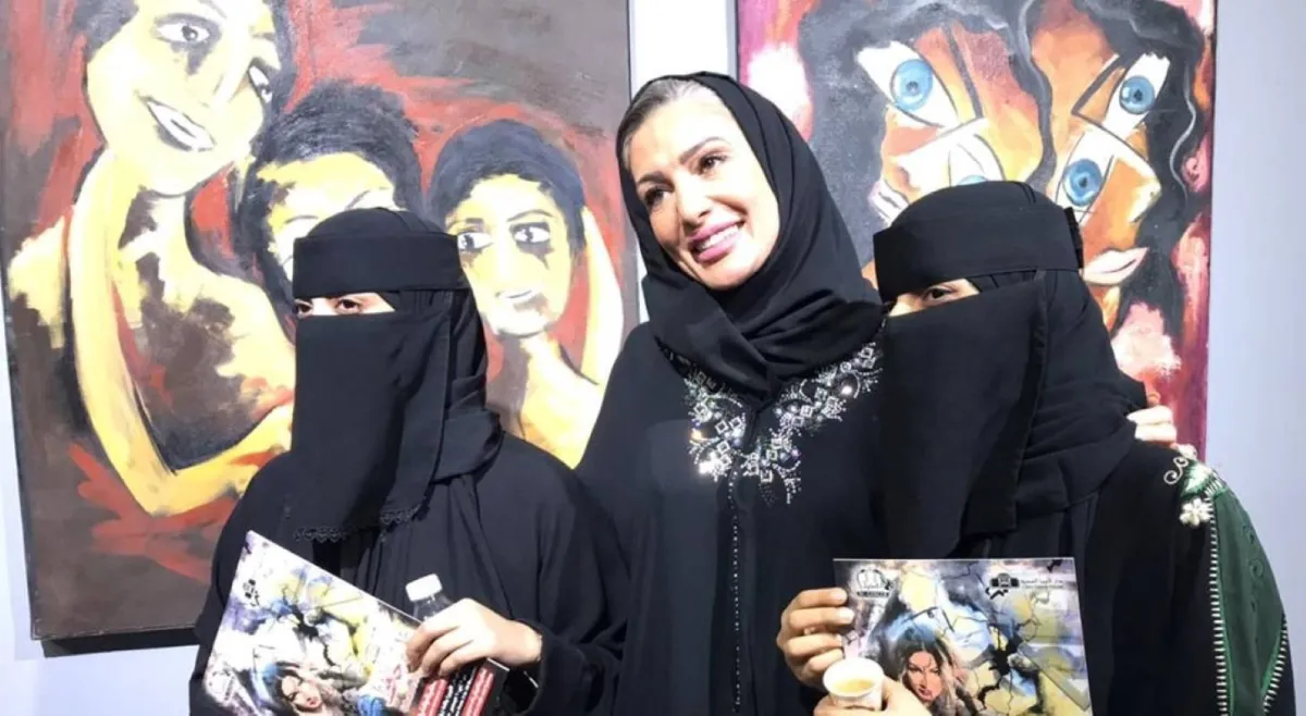 غدير حافظ تتوسط طالبات معهدها