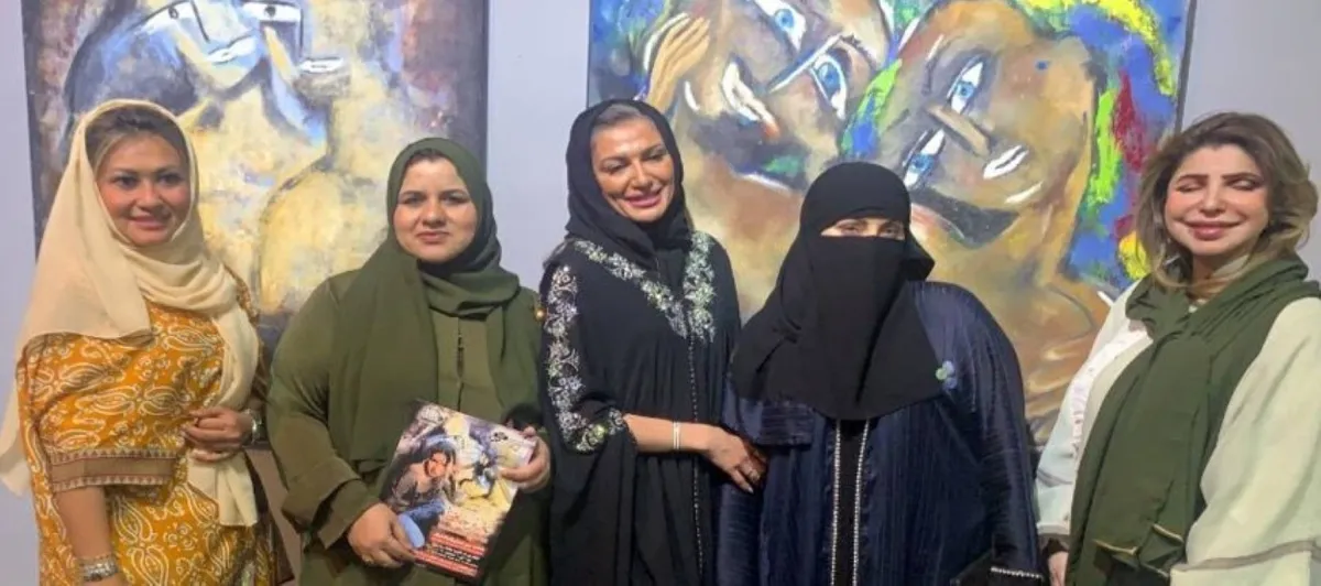 غدير حافظ تتوسط عدد من الكاتبات والاعلاميات اثناء افتتاح معرضها