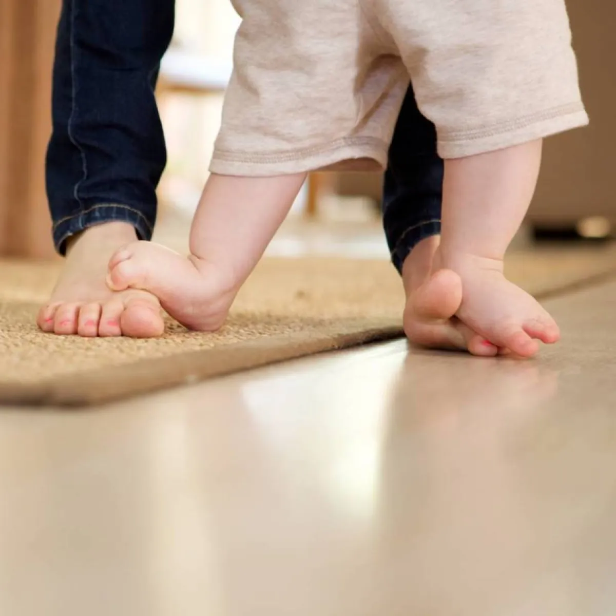 صورة توضح تقوس ساقي الطفل