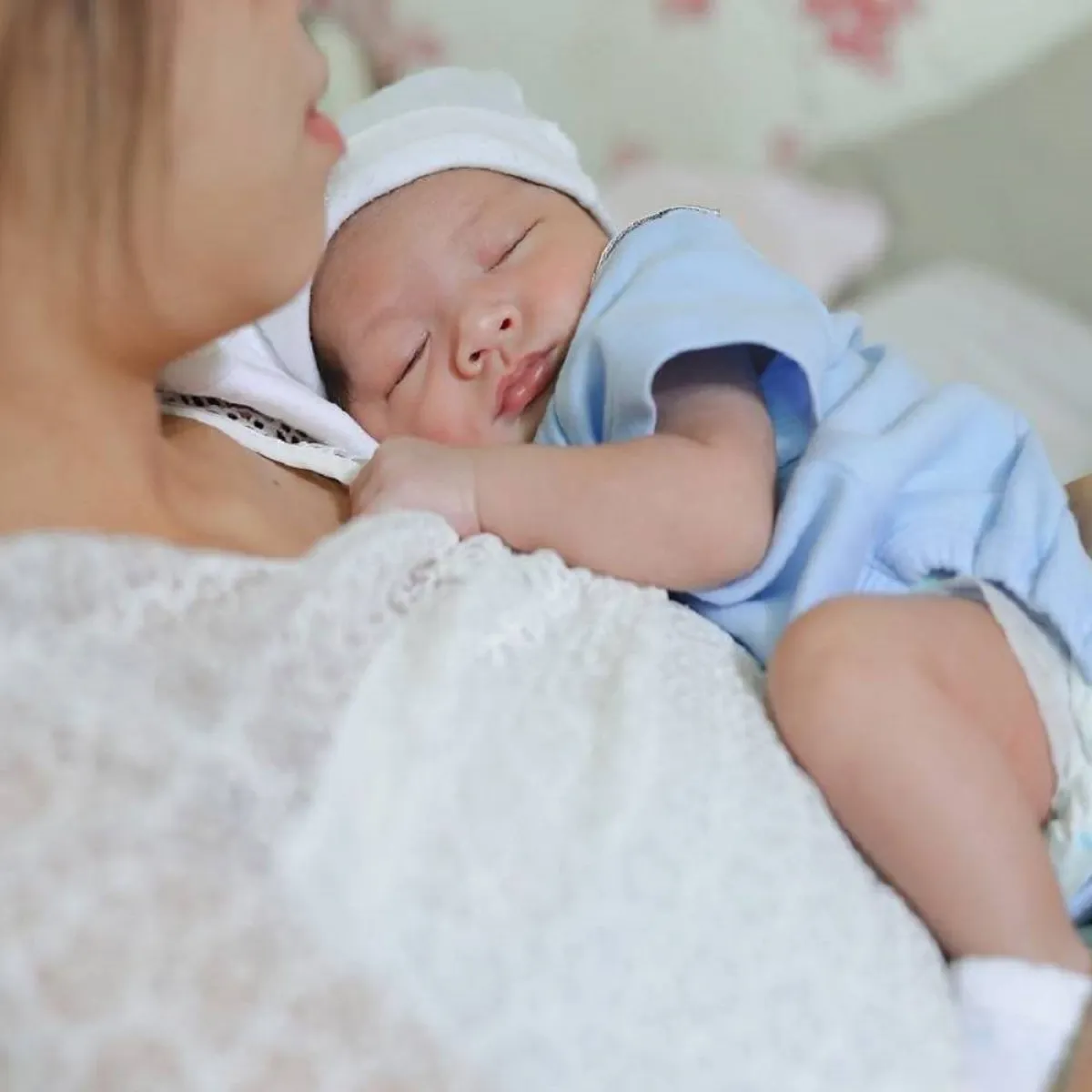 صورة لأم ورضيعها