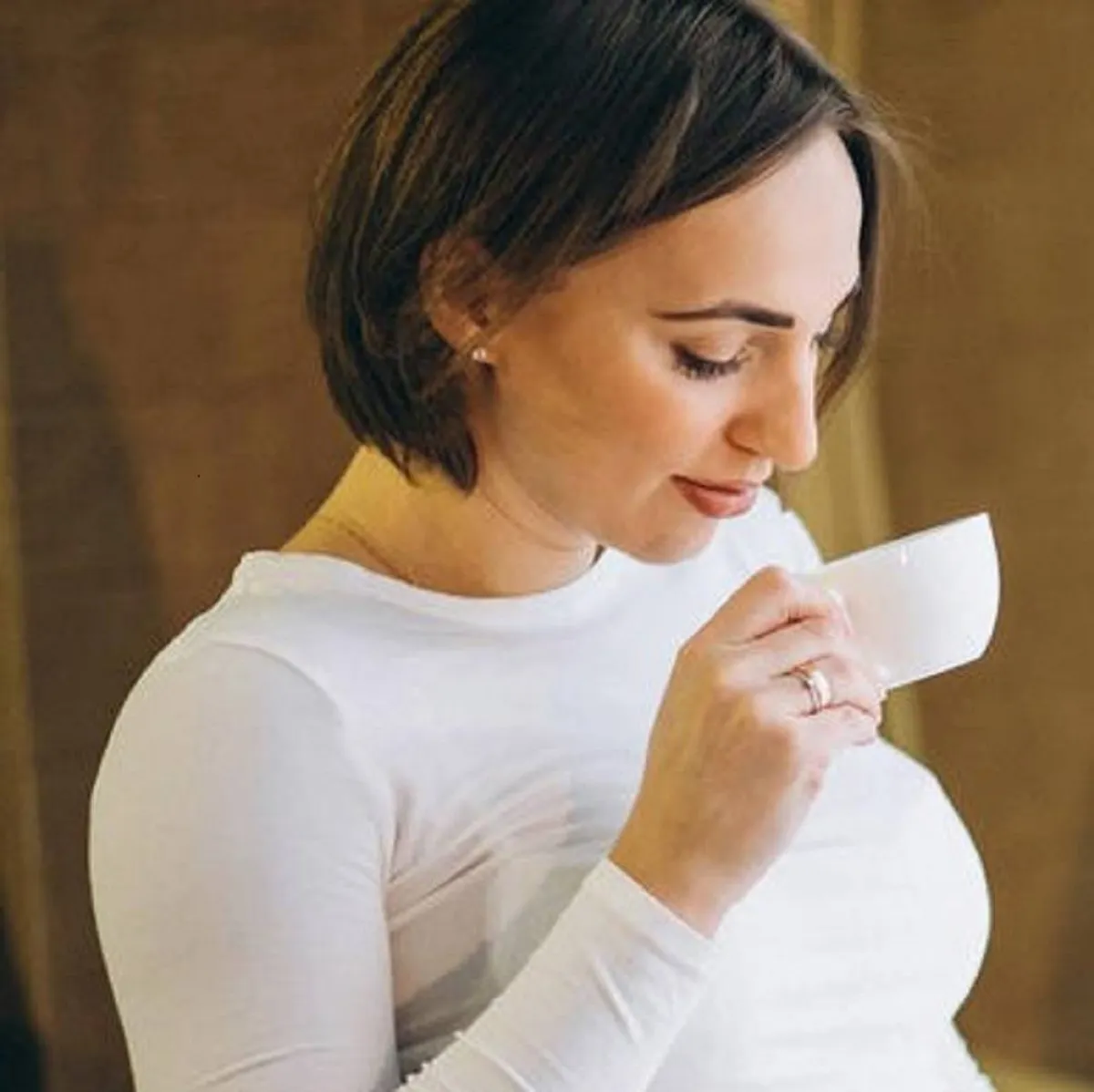 صورة لأم تشرب القهوة