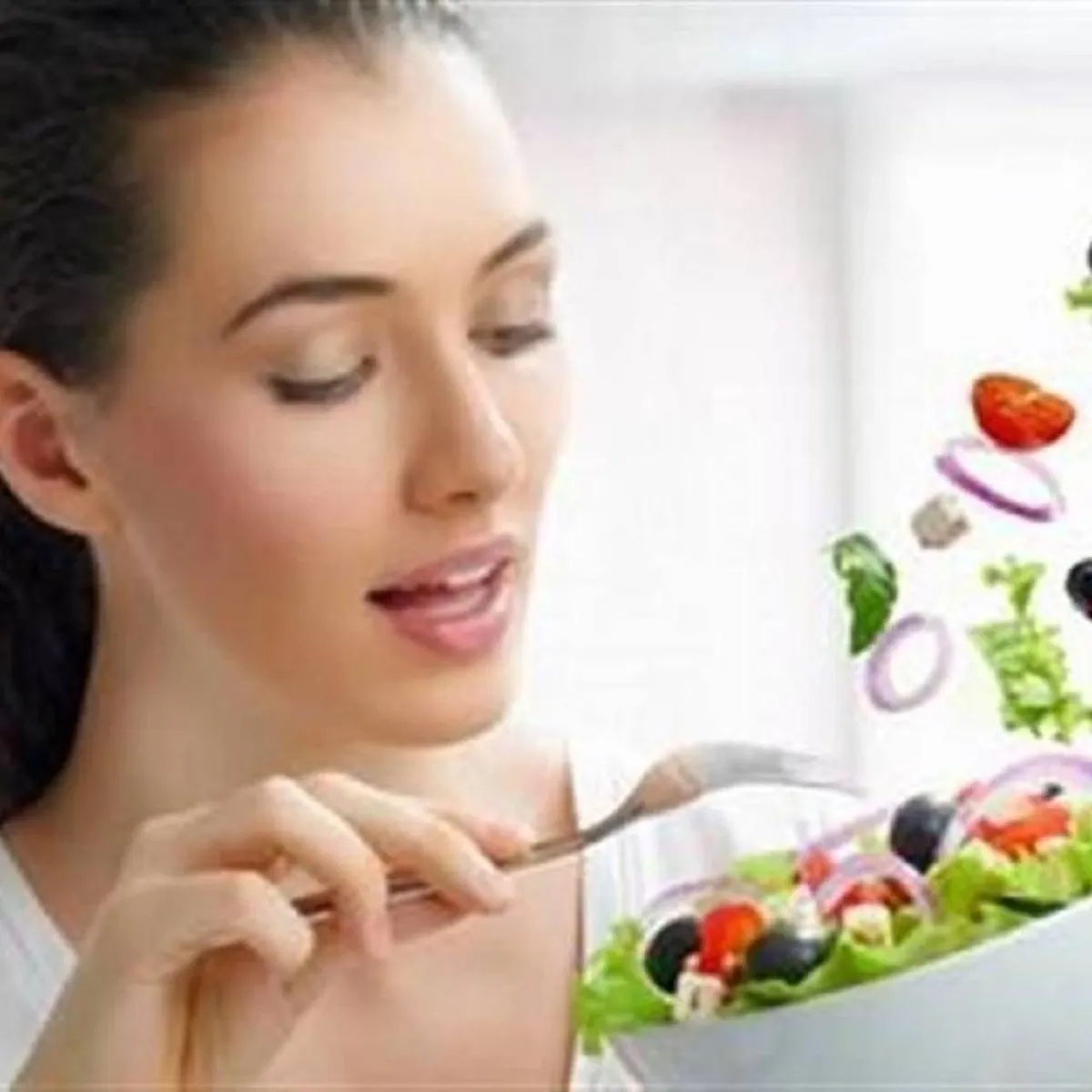 صورة لأم تتناول غذاءها