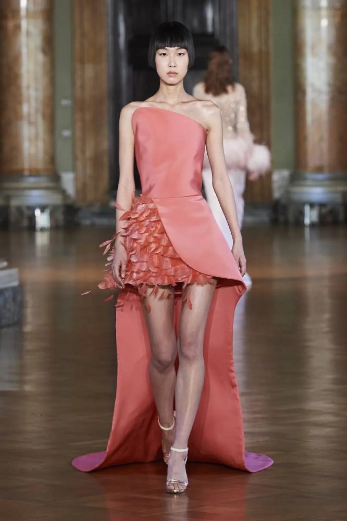 اللون المرجاني في الأزياء الراقية