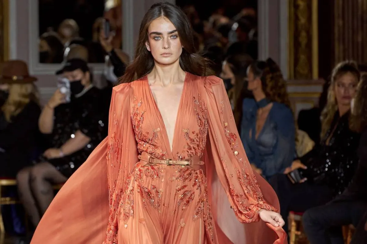 اللون المرجاني في الأزياء الراقية