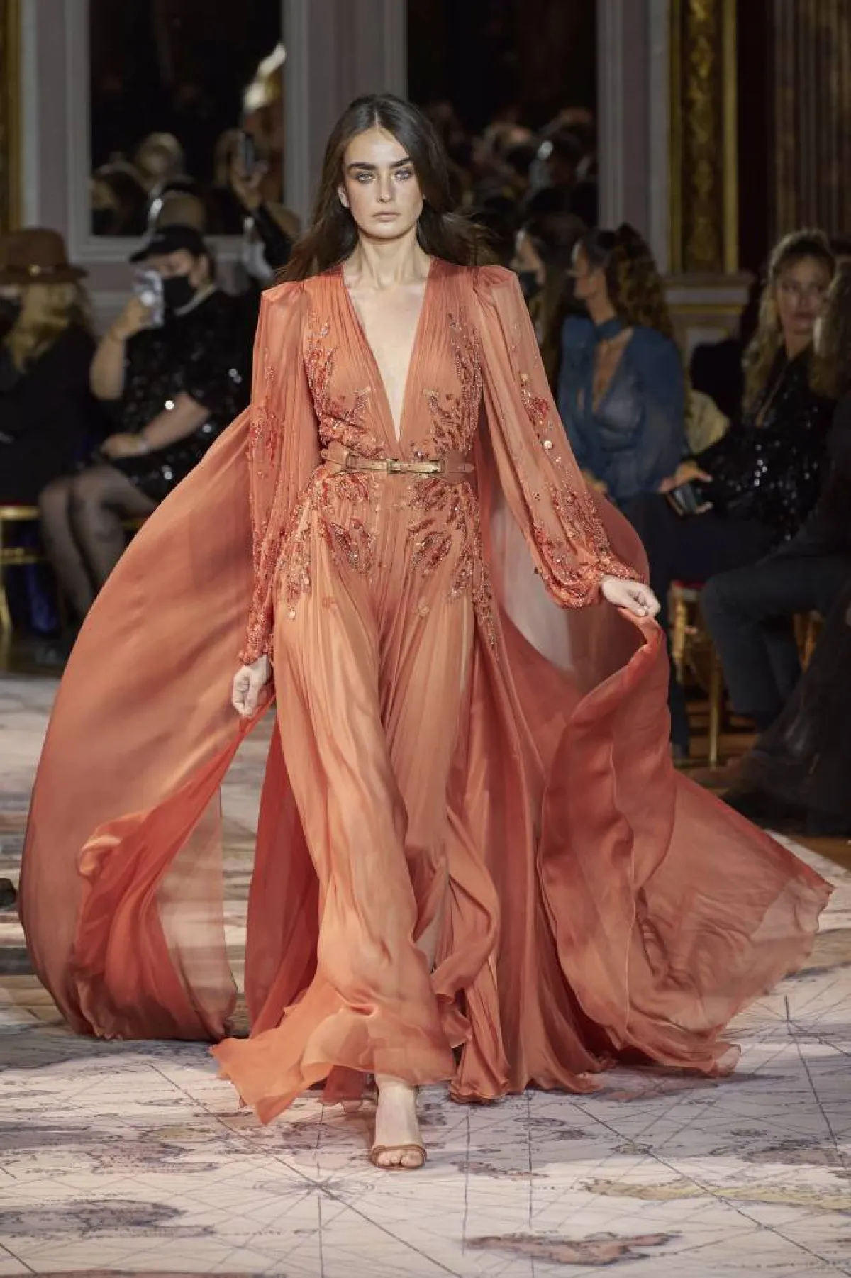 اللون المرجاني في الأزياء الراقية