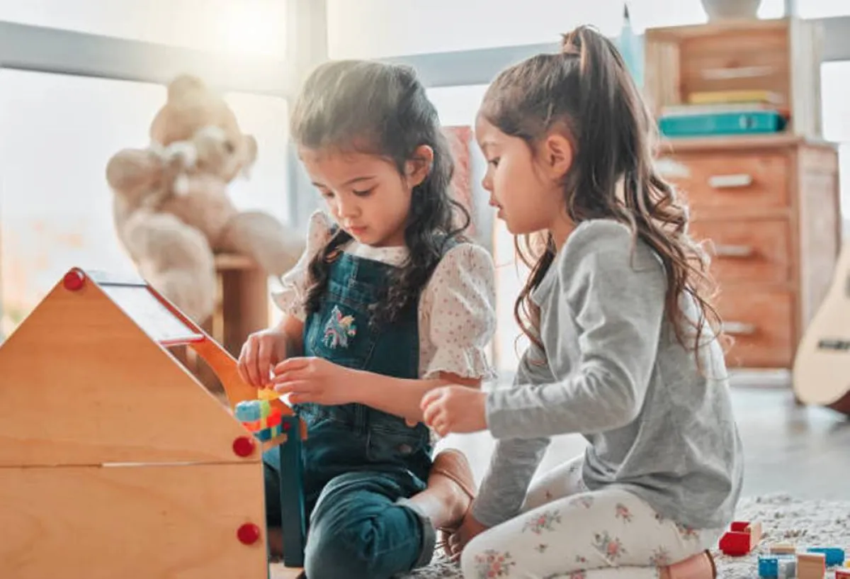 صورة تشير لأهمية اللعب في بناء شخصية الطفل