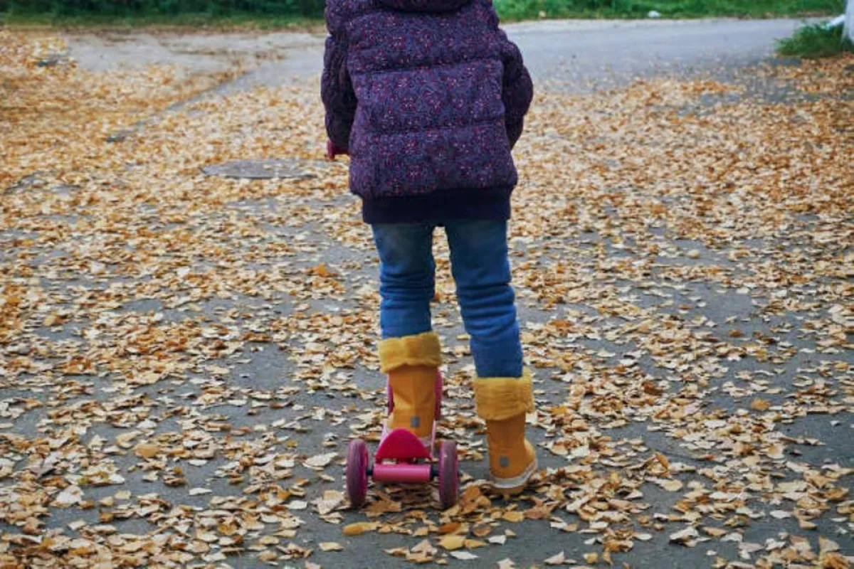 صورة تعبر عن ضرورة تقوية شخصية الطفل