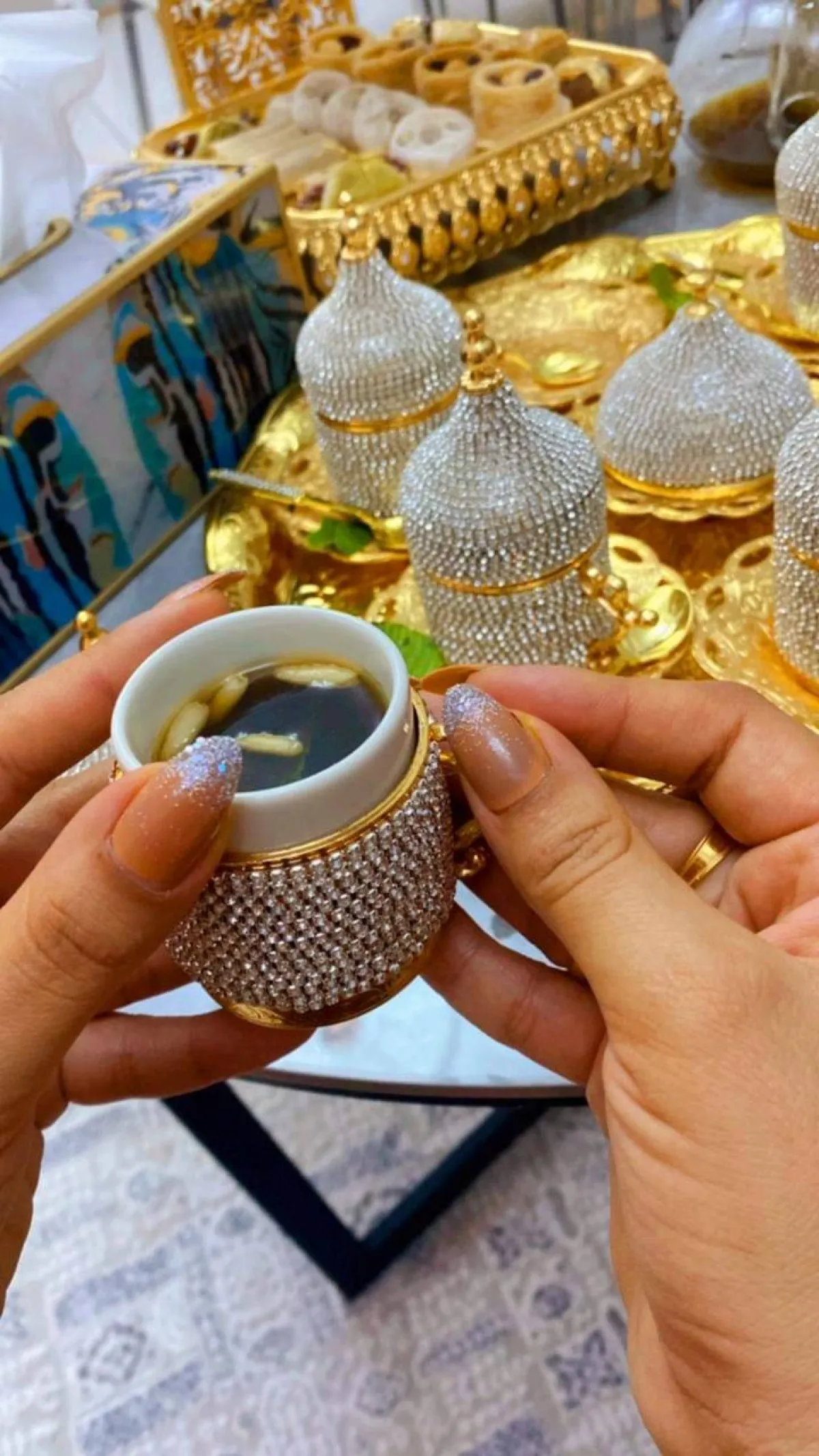 أدوات الضيافة ملوّنة بألوان فخمة