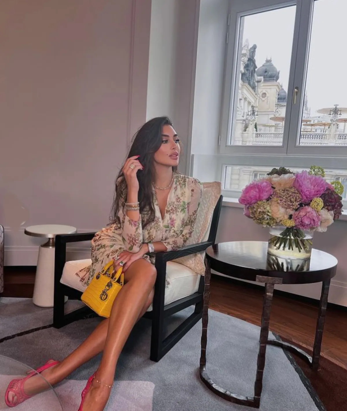 ياسمين صبري تتألف بفستان مطبع بالزهور