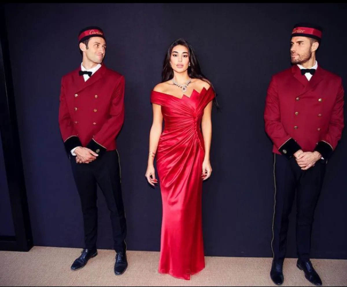 ياسمين صبري ترتدي فستاناً أحمر