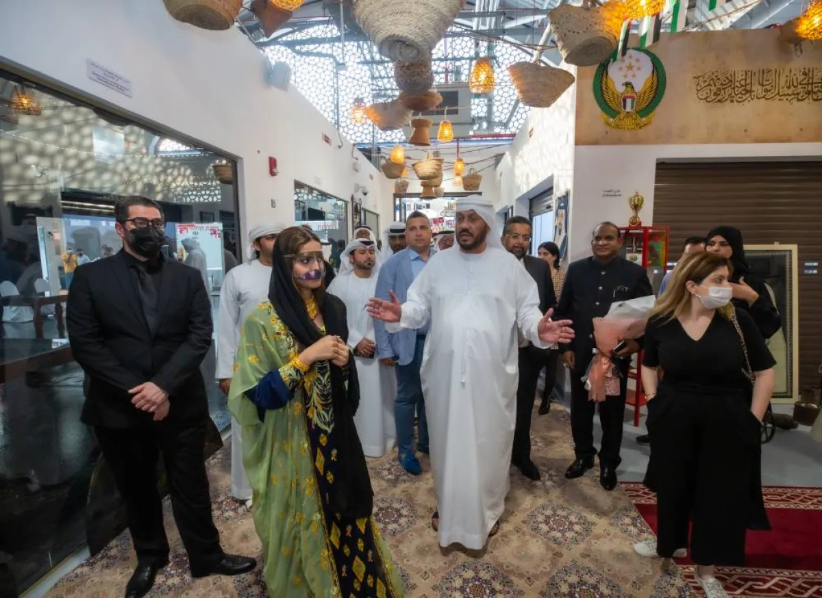 عرض تحفة إماراتية نادرة بمجمع المتاحف - الصورة من وام