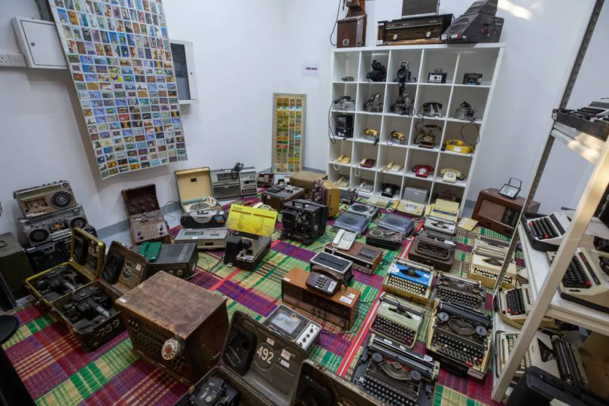 عرض تحفة إماراتية نادرة بمجمع المتاحف في سوق المرفأ - الصورة من وام