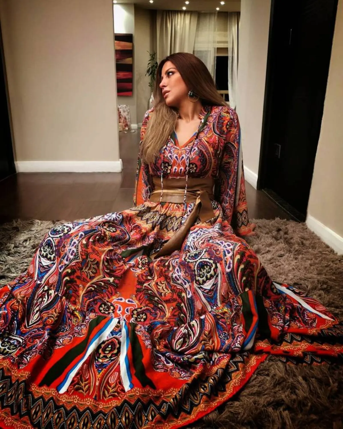 ريم مصطفى بفستان طويل ملون